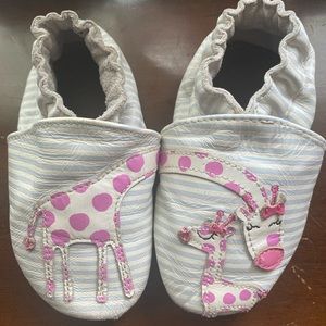 Adorable Asymmetrical Robeez🦒🦒💕